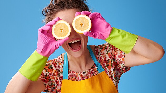 Citron umí při úklidu zázraky. A to lze na výrobu univerzálního domácího čističe vonícího po citronech skvěle využít i citrony vymačkané.