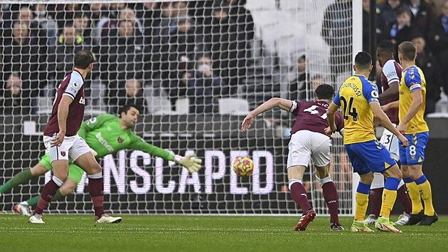 Brank Lukasz Fabianski z West Hamu se marn natahuje po stele Mohameda Elyounoussiho ze Southamptonu v utkn Premier League.