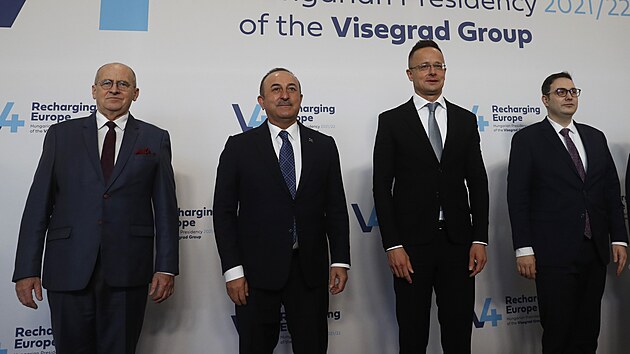 Ministi zahrani (zprava) esk republiky, Maarska, Turecka a Polska na jednn V4 s Tureckem v Budapeti (21. prosince 2021)