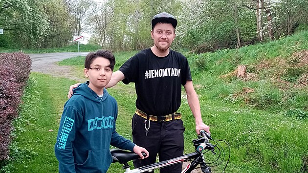 Miroslav Kotko daruje kola zejmna dtem, jejich rodie si koupi bicyklu nemohou dovolit.