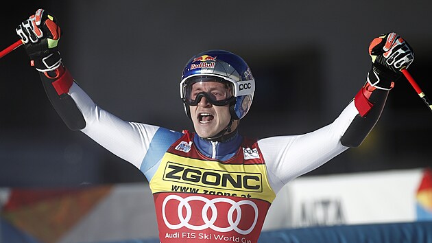 Marco Odermatt slav vtzstv v obm slalomu v Alta Badii.