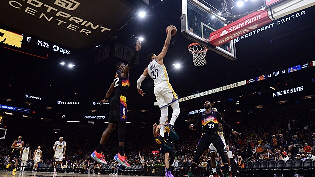 Otto Porter z Golden State zakonuje v utkn proti Phoenixu.