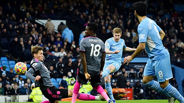 Kevin De Bruyne z Manchesteru City skruje v utkn proti Leicesteru.