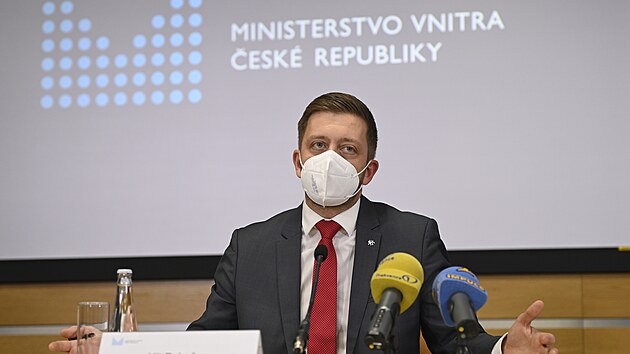 Ministr vnitra Vt Rakuan na tiskov konferenci po jednn stednho krizovho tbu (20. prosince 2021)