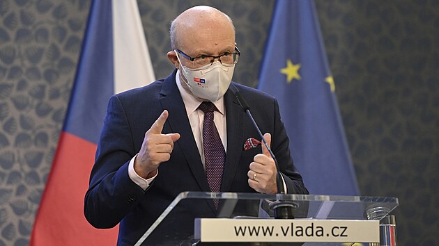 Ministr zdravotnictv Vlastimil Vlek na tiskov konferenci po prvnm dnm zasedn vldy premira Petra Fialy (22. prosince 2021)