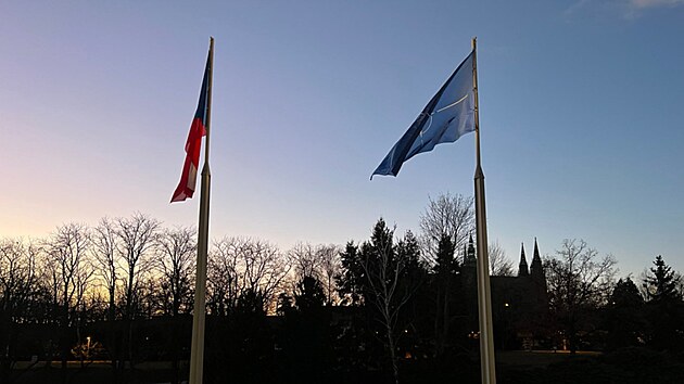 Nov ministryn obrany Jana ernochov pi nstupu do adu vyfotila svtn nad Praskm hradem se siluetou chrmu svatho Vta a vlajkami esk republiky a Severoatlantick aliance. (20. prosince 2021)