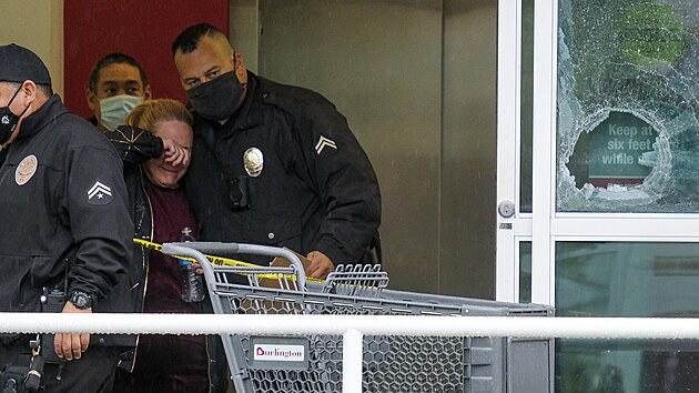Policista utuje svdkyni po stelb v obchod v Los Angeles. (23. prosince 2021)