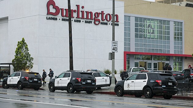 Policejn zsah v obchodnm centru v Los Angeles, pi kterm zemela i 14let dvka (23. prosince 2021)