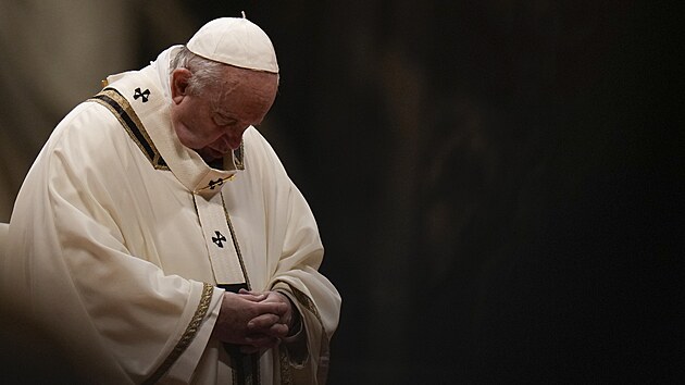 Pape Frantiek odslouil vnon mi ped zhruba 1500 lidmi shromdnmi ve vatiknsk bazilice svatho Petra. (24. prosince 2021)