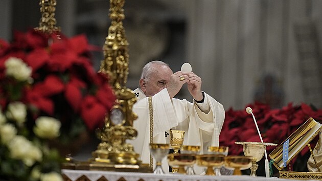 Pape Frantiek odslouil vnon mi ped zhruba 1500 lidmi shromdnmi ve vatiknsk bazilice svatho Petra. (24. prosince 2021)