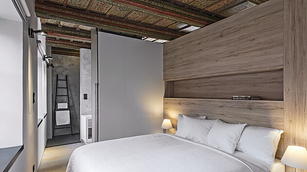 Ložnici tvoří postel s kovovým rámem a kvalitní vysoká matrace, nábytková nika v záhlaví a odkládací desky s lampičkami po stranách. Lze ji oboustranně uzavřít posuvnými skleněnými dveřmi.