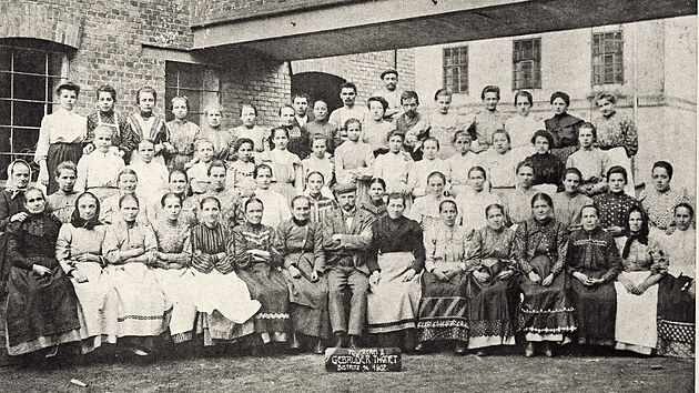 V tov�rn� pracovaly i �eny, zejm�na p�i vypl�t�n� sed�k� a le�t�n� n�bytku. Tato fotografie v�ak p�edstavuje zam�stnankyn� bal�rny (1907).