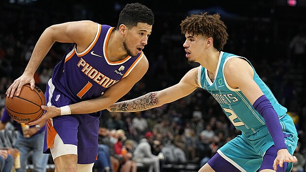 Devin Booker (vlevo) z Phoenixu brnn LaMelem Ballem z Charlotte.