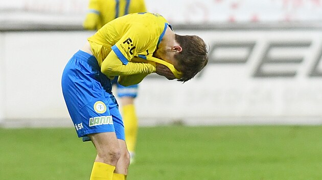 Teplick fotbalista Jan Forteln smutn po nepromnn penalt.