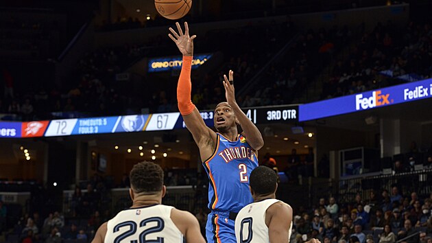 Na ko stl Shai Gilgeous-Alexander z Oklahoma City, sleduj ho De'Anthony Melton (vpravo) a Desmond Bane z Memphisu.