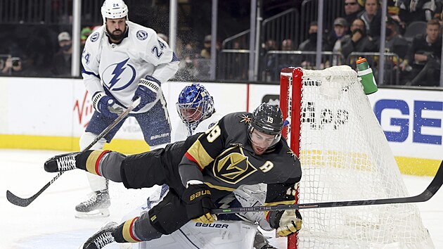 Reilly Smith z Vegas pad ped brankem Andrejem Vasilevskm z Tampy Bay.