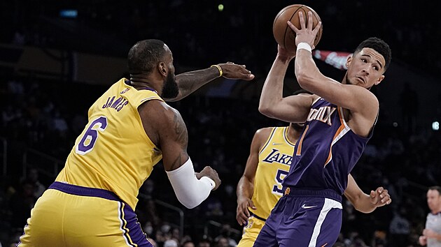 Devin Booker (vpravo) z Phoenixu brnn LeBronem Jamesem z Los Angeles Lakers.