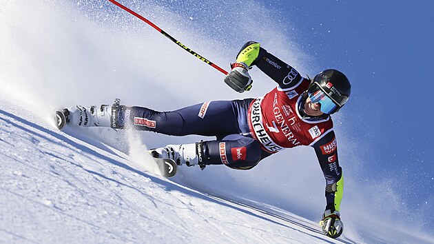 vdsk lyaka Sara Hectorov na trati obho slalomu v Courchevelu.