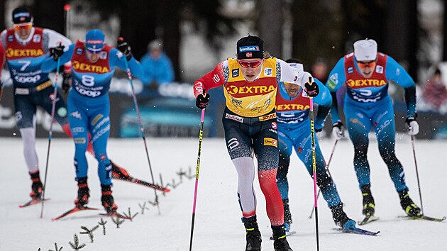 Norsk bec na lych Johannes Klaebo sprintuje za triumfem v Lenzerheide.