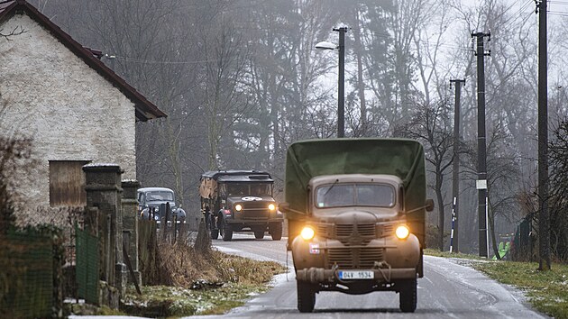 Celkem pt historickch vozidel se vydalo po stopch paravsadk Silver A, Silver B a Anthropoid.