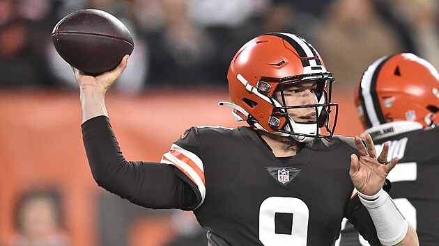 Quarterback Nick Mullens z Cleveland Browns v zpase s Las Vegas Raiders