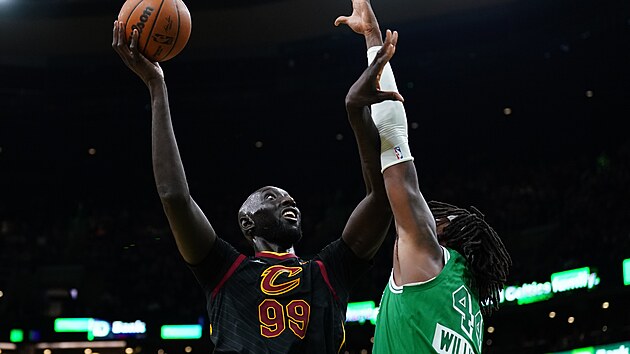 Tacko Fall (99) z Cleveland Cavaliers zakonuje na ko Boston Celtics, brn ho Robert Williams III.