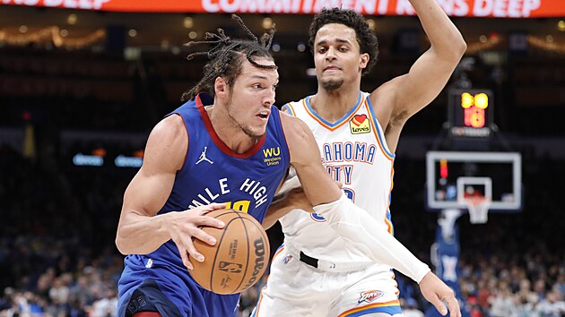 Aaron Gordon (vlevo) z Denver Nuggets atakuje ko Oklahoma City Thunder, brn Jeremiah Robinson-Earl.