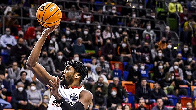 Demetre Rivers z Nymburka zakonuje na ko Galatasaraye.