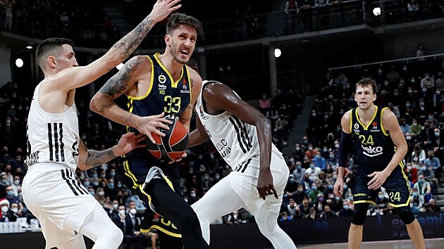 Achille Polonara (33) z Fenerbahce to na ko ASVEL Villeurbanne, sleduje ho Jan Vesel.