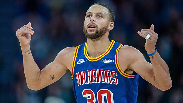 Stephen Curry z Golden State Warriors slav svou trojku.