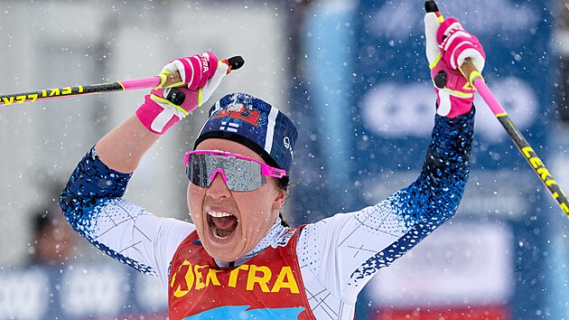 Kerttu Niskanenov se raduje z vtzstv v zvod na 10 kilometr klasicky, kter se jel v  Lenzerheide v rmci Tour de Ski.