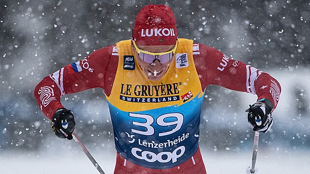 Alexandr Bolunov bhem druh etapy Tour de Ski