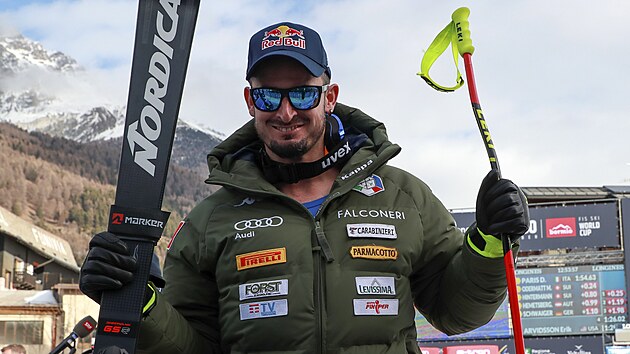 Italsk� ly�a� Dominik Paris slav� triumf ve sjezdu v Bormiu.