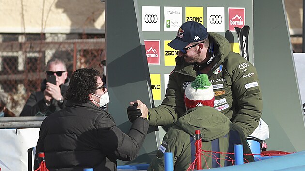 Italsk� ly�a� Dominik Paris slav� triumf ve sjezdu v Bormiu, gratuluje mu Alberto Tomba.