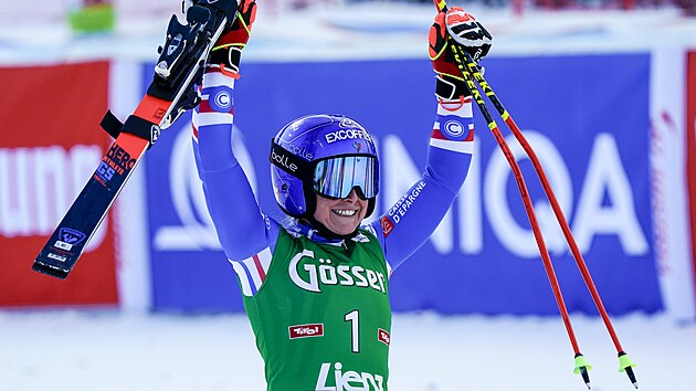 Francouzsk lyaka Tessa Worleyov se raduje v cli obho slalomu v Lienzu.