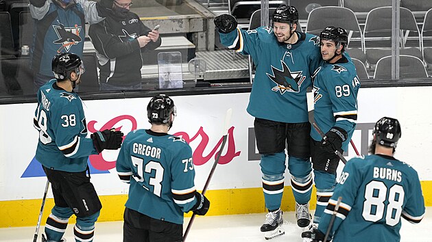 G�lov� radost hokejist� San Jose, �elem vlevo je �esk� �to�n�k Tom� Hertl.