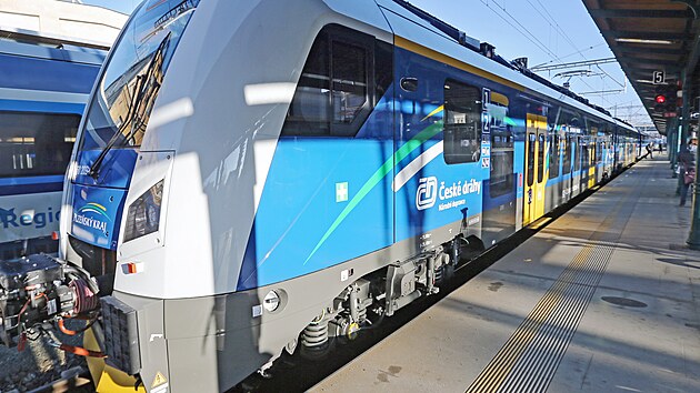 Po Plzeňském kraji začaly jezdit nové jednotky RegioPanter. Nasazeny byly na trať z Plzně do Berouna. (17. 12. 2021)