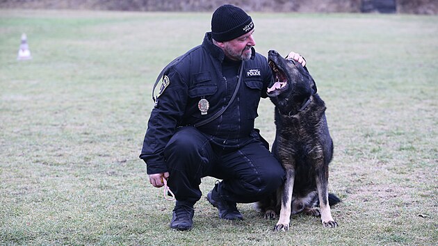 Doivotn ps rentu 1500 korun msn na stravu a veterinrn pi schvlila Plze pro dva vyslouil sluebn psy Vira (na snmku se svm psovodem Zdekem Pospilem) a Dara, kte u kvli vysokmu vku ukonili slubu u mstsk policie. (17. 12. 2021)