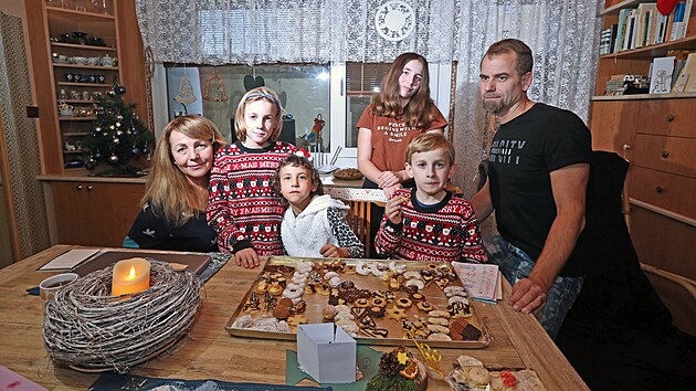 Manželé Štěpánovi ze Sušice vychovávají tři děti v pěstounské péči. (17. 12. 2021)