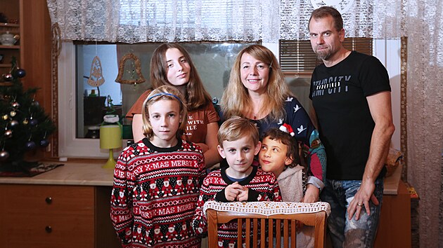Manželé Štěpánovi ze Sušice vychovávají tři děti v pěstounské péči. (17. 12. 2021)