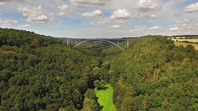 Obloukový most přes údolí řeky Střely u Plas na Plzeňsku bude součástí obchvatu města. Na vysokém mostě bude i vyhlídková plošina.