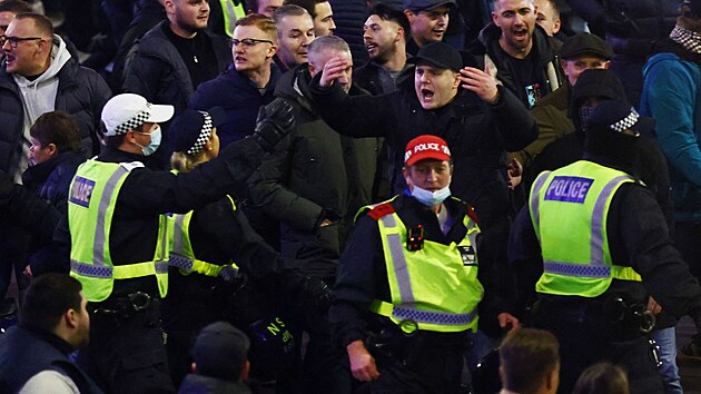 Policie zasahuje pi potyce fanouk ped pohrovm utknm Tottenhamu s West Hamem.