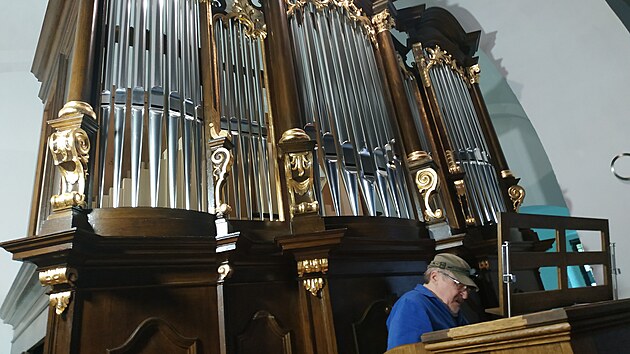 Nov� varhany v kostele Nejsv�t�j�� Trojice v Dob��i za 4,3 milionu korun. Dokon�uj� se na nich posledn� pr�ce, poprv� se rozezn� v kostele o V�noc�ch.