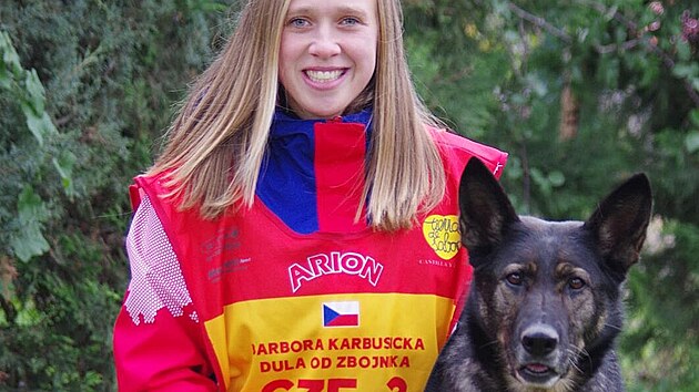 Prask policejn psovodka Barbora Karbusick se stala s fenkou Dulou vicemistryn svta ve sportovn kynologii. Dula je soukromm psem psovodky.
