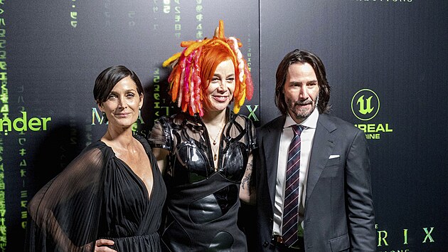 Carrie-Anne Mossov, Lana Wachowski a Keanu Reeves na premie filmu The Matrix Resurrections (San Francisco, 18. prosince 2021)