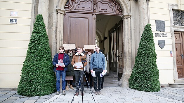 Studenti vyzvali brnnskou primtorku, aby msto vce informovalo dlunky o akci Milostiv lto. Na vrata Nov radnice symbolicky pitloukli plakt s vzvou.