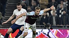 U mí�e je Tomá� Sou�ek z West Hamu, za ním Pierre Emile Hojbjerg z Tottenhamu.