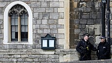 Britští policisté stojí před hradem Windsor. (1. dubna 2018)