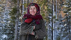 Agafja  Lykovová před svou farmou na Sibiři. (3. listopadu 2019)
