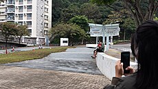 Z areálu jedné z univerzit  v Hongkongu zmizela pes est metr vysoká socha s...